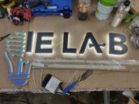 Papan Tanda Bercahaya Belakang Tersuai dengan Nama dan Logo Syarikat