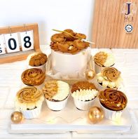 Gold Cake & Cupcakes | Men Birthday Cake