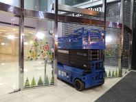 Scissor Lift Sewa di Malls & Indoors