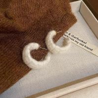 NEW WHITE PLUSH KNITTING EARRINGS �ﶬë����֯��ɫ����