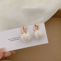 FASHION GRACE WHITE PLUSH EARRINGS �ﶬ���ʼ�Լë�������