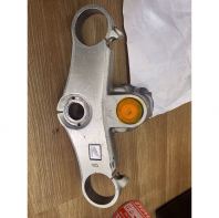 HONDA CBR900RR SC28 HOLDER FORK UPPER / FRONT FROK UPPER BRACKET 1999