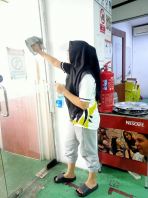 Entrance Glass & Door Frame Cleaning