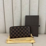 Louis Vuitton Damier Zippy Wallet N41661- Preloved Luxury Wallet Louis Vuitton Damier Zippy Wallet N41661- Preloved Luxury Wallet
