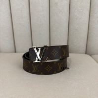 Louis Vuitton Initiales 40MM Reversible M9821N- Preloved Luxury Belt Louis Vuitton Initiales 40MM Reversible M9821N- Preloved Luxury Belt