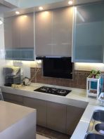 Dapur Moden dengan Dapur Terbina Dalam dan Kabinet