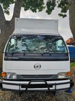 UD TRUCKS YU41T5 BOX 5000KG (2017)